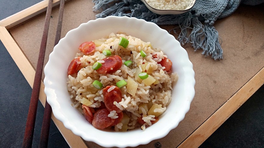 电饭锅土豆腊肠焖米饭