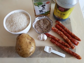 电饭锅土豆腊肠焖米饭,准备原料