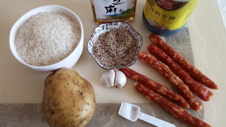 电饭锅土豆腊肠焖米饭,准备原料