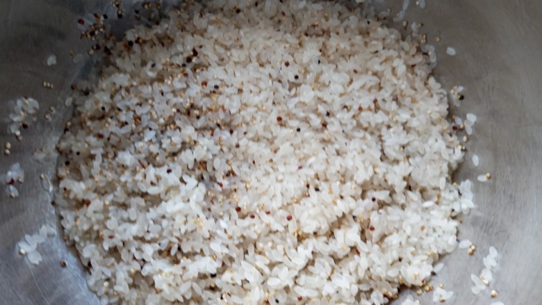 电饭锅土豆腊肠焖米饭,焖成米饭