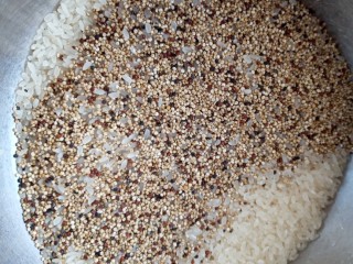 电饭锅土豆腊肠焖米饭,藜麦跟大米淘洗干净