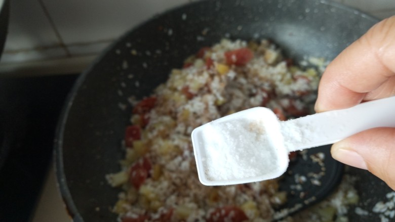 电饭锅土豆腊肠焖米饭,盐