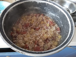 电饭锅土豆腊肠焖米饭,放入电饭锅里