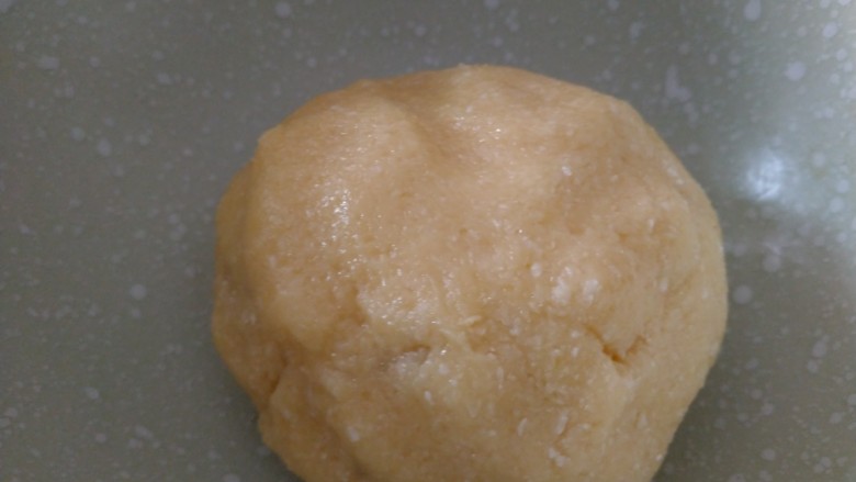 黄金椰蓉酥,用手活成很光滑又比较软的面团。