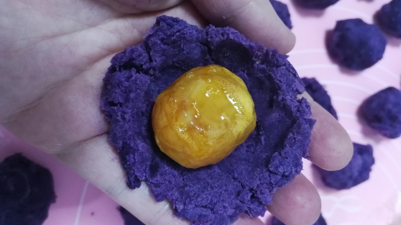  十味  无糖紫薯蛋黄酥,包入蛋黄。因为紫薯没有加任何东西，所以包的时候要按压着包否则容易松散。