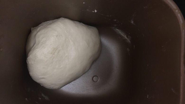 吐司面包,面包机揉20分钟后加入黄油，继续揉20分钟，揉出膜为宜