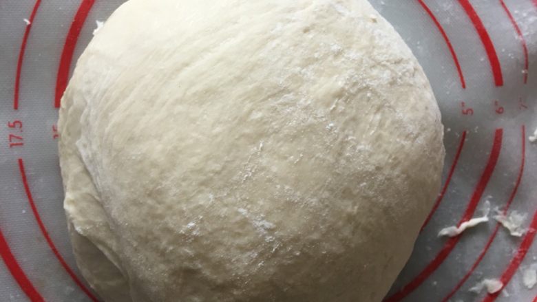 吐司面包,将面团放入容器盖湿布常温发酵至两倍大，取出后排气