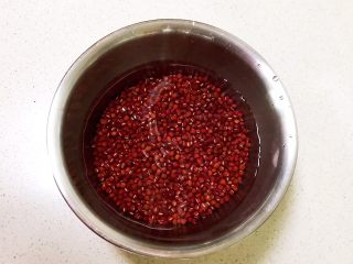 自制红豆沙,用冷水清洗干净后浸泡30分钟