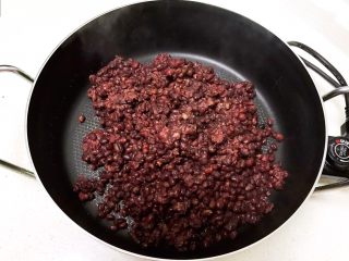 自制红豆沙,把煮熟的红豆放入电炒锅里