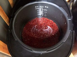 自制红豆沙,把浸泡好的红豆放入压力锅里，水量没过红豆即可