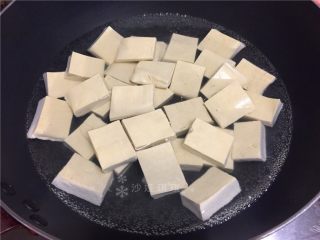 茄汁肉末豆腐,将豆腐焯水1分钟捞出。