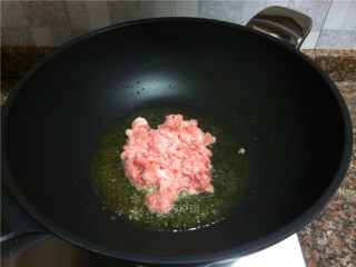 茄汁肉末豆腐,放入肉末快速翻炒至变色断生。