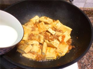 茄汁肉末豆腐,最后倒入水淀粉勾芡即可。