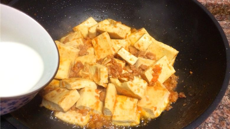 茄汁肉末豆腐,最后倒入水淀粉勾芡即可。