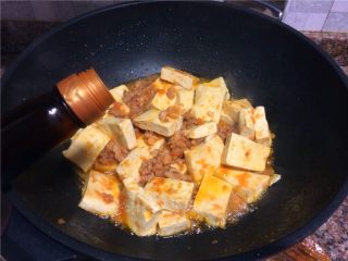 茄汁肉末豆腐,加入适量生抽翻炒均匀。