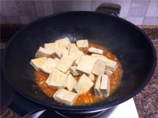 茄汁肉末豆腐,放入豆腐块翻炒均匀并煮至汤汁浓稠。