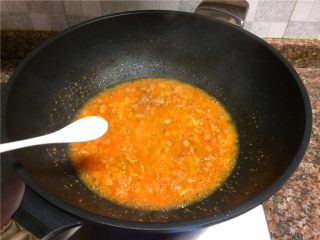 茄汁肉末豆腐,加入适量盐翻炒均匀。