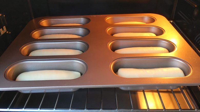 十味 热狗,烤箱预热180度，之后将模具放入烤箱内