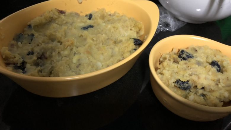 坚果奶酪焗薯泥,将薯泥和葡萄干拌匀，装入烤碗中。
