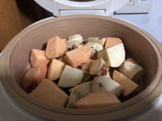 坚果奶酪焗薯泥,番薯去皮洗净，切块。煮饭时顺便蒸熟。也可以用加盖的容器放入微波炉加热十来分钟，这样的话要在里面加10左右的水。