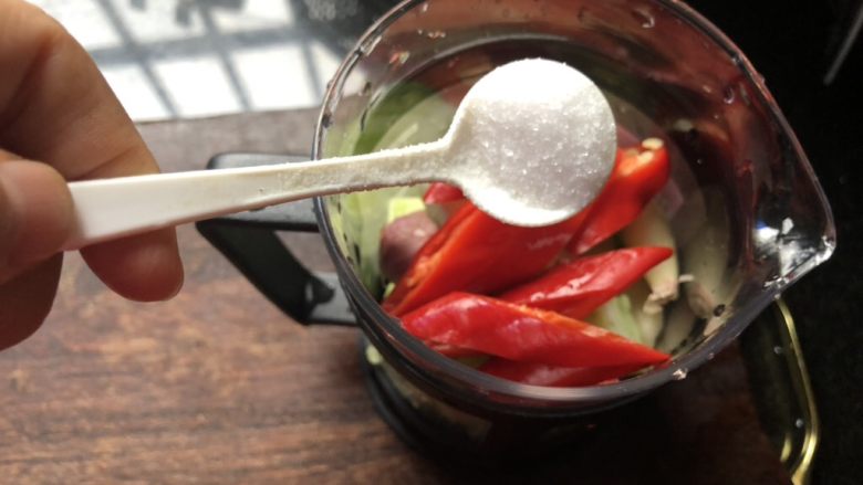 十味 巧用法压壶制一夜渍泡菜,撒上盐。