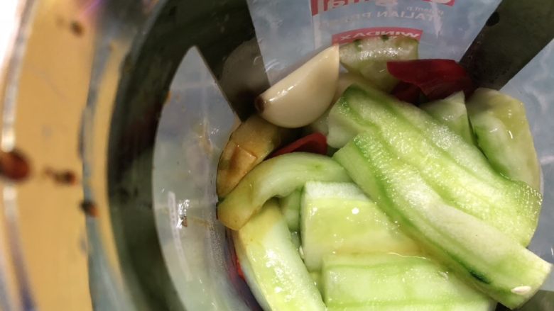 十味 巧用法压壶制一夜渍泡菜,就在壶中拌匀。