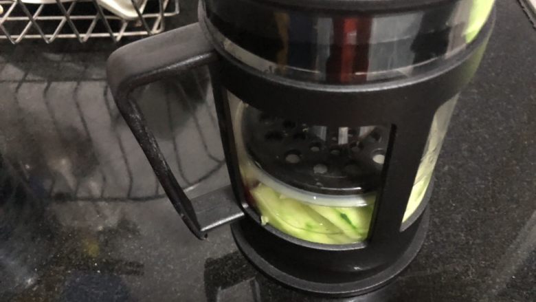 十味 巧用法压壶制一夜渍泡菜,冷藏五、六小时后，从冰箱中取出。再用力压一下盖子，尽可能挤出更多汁液。