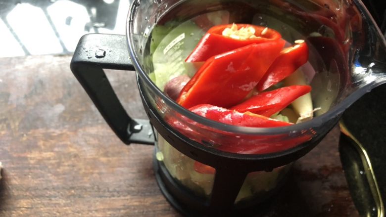 十味 巧用法压壶制一夜渍泡菜,三种切好的原料放进法压壶。
