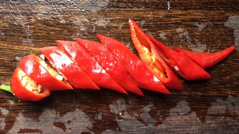 十味 巧用法压壶制一夜渍泡菜,一只辣味的新鲜红椒洗净后斜切成马耳朵形。
