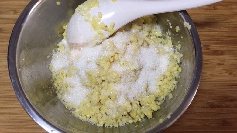 自制绿豆糕,趁热加入砂糖，将绿豆碾压成泥，并和砂糖混合均匀