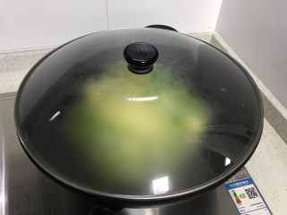 十味   青椒杏鲍菇炒鸡蛋,盖上锅盖，转小火，焖1.2分钟
