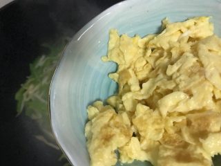 十味   青椒杏鲍菇炒鸡蛋,加入之前炒好的鸡蛋