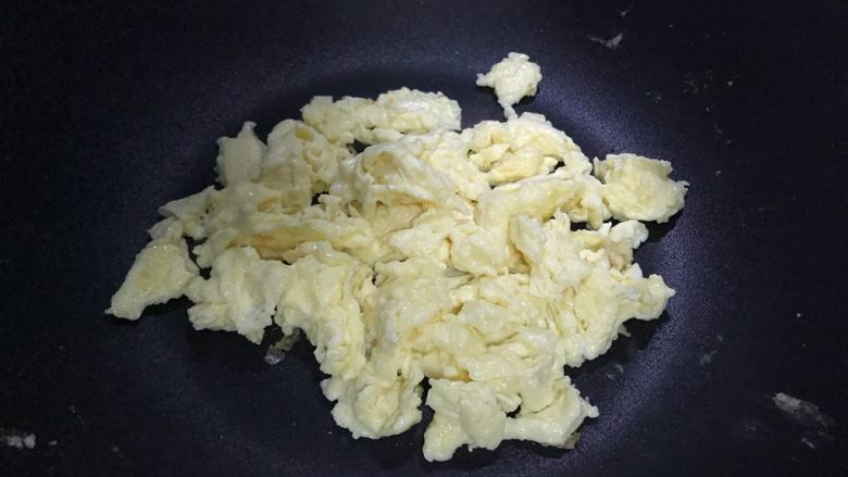 十味   青椒杏鲍菇炒鸡蛋,待锅内油七分热时，下鸡蛋液，迅速翻炒至鸡蛋液凝固结块，盛出备用