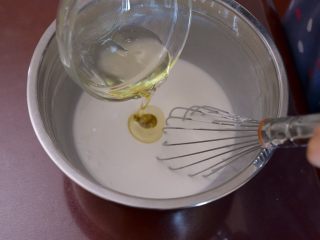 重阳节 桂花糕,加入橄榄油。搅拌均匀，制作面糊。