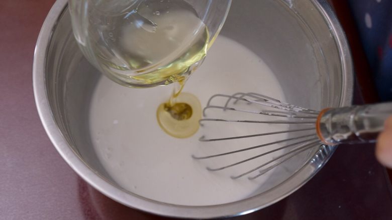重阳节 桂花糕,加入橄榄油。搅拌均匀，制作面糊。