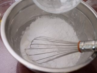 重阳节 桂花糕,加入澄面和糯米粉，最好过筛。