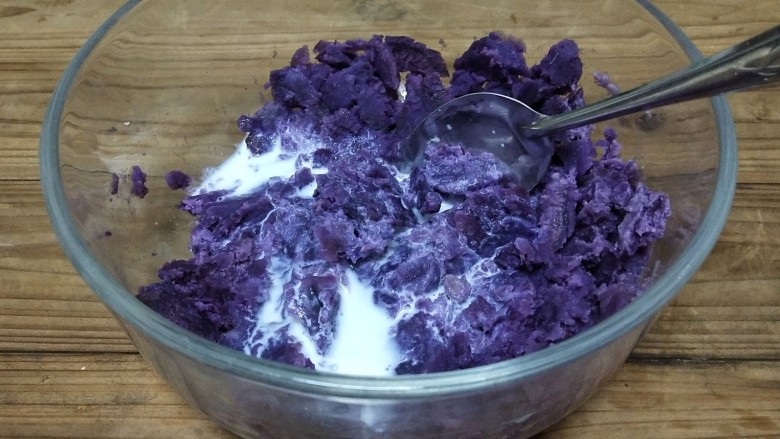 南瓜紫薯饼,把紫薯用勺子压成泥，添加一些<a style='color:red;display:inline-block;' href='/shicai/ 13431'>纯牛奶</a>调节它的软硬度，做馅备用
