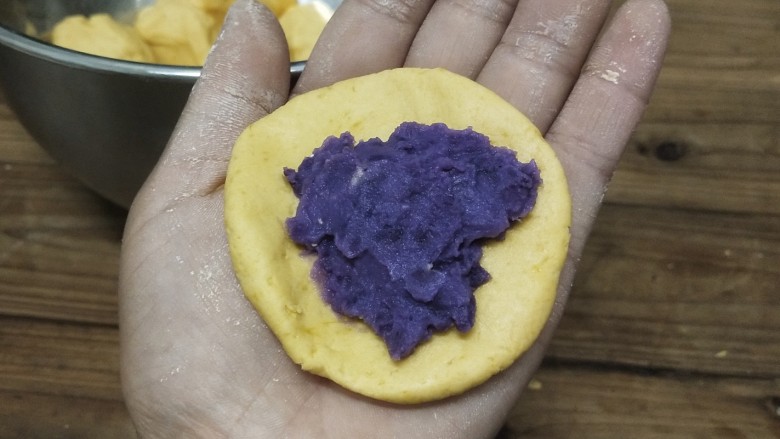 南瓜紫薯饼,放上紫薯馅