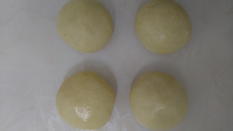芝麻椒盐烧饼,平均分成4份，盖上保鲜膜。
