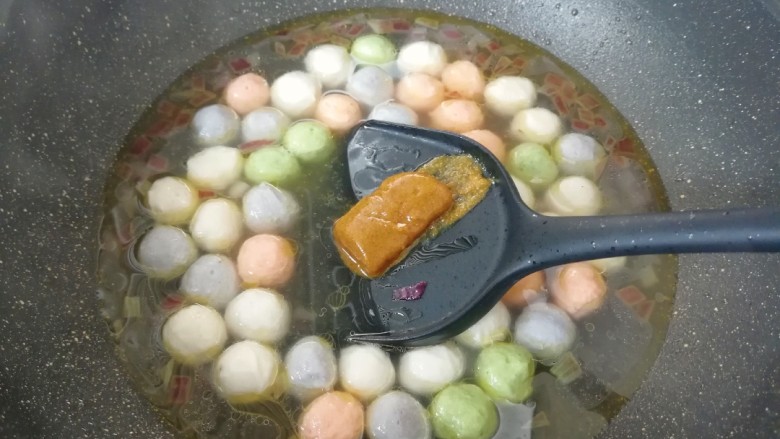 咖喱蔬彩脆丸,下入一块原味咖喱。
