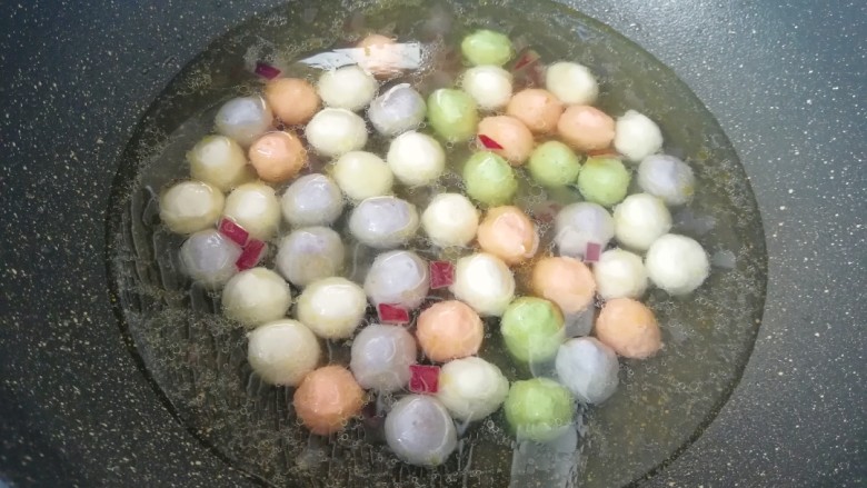 咖喱蔬彩脆丸,加入清水烧开(水量没过丸子即可）。