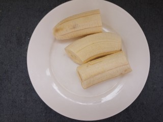 芝士烤香蕉,准备一根香蕉切成段。