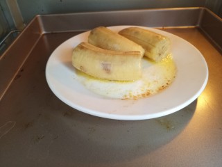 芝士烤香蕉,入烤箱烤200度，上下火烤5分钟左右。