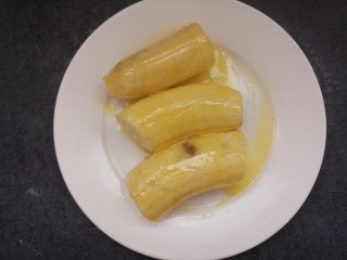 芝士烤香蕉,两面都刷上黄油。