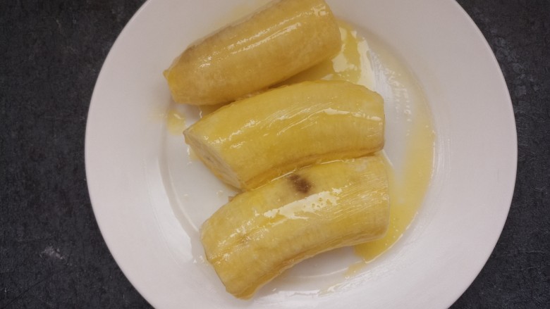 芝士烤香蕉,两面都刷上黄油。