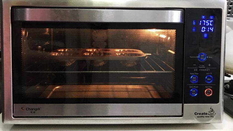 雪糕双色玛德琳,入预热好的烤箱中层，上下火175度约15分钟。