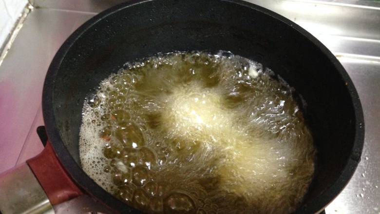 十味   黄金莲藕丸,
锅内加油烧至4成热，下入丸子