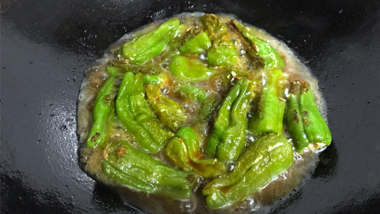  虎皮青椒酿肉,然后加入1勺生抽，再加适量的热水，大火煮开后中火煮5分钟到汤汁有点收干，即可熄火。