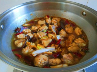 十味  秘制鸡翅,搅拌均匀加半碗开水。
