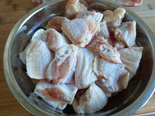 十味  秘制鸡翅,捞出来控水在放盘中。